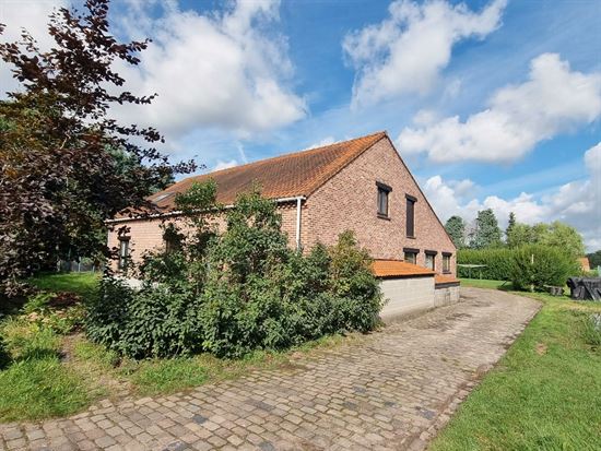 Idyllisch gelegen woning met 4 ruime slks en grote zolder, te midden van weilanden, op 42 are