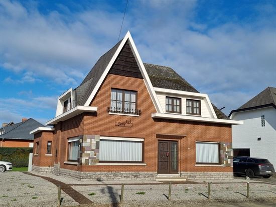 Zeer ruime woning op 672m² met 4 slaapkamers, garage, veel berging.