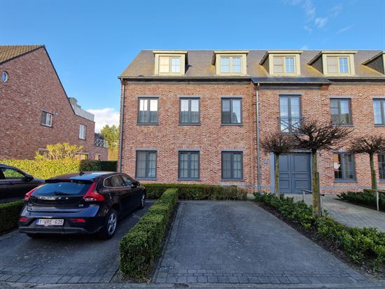 Gelijkvloers appartement, 2 slpk, terras + tuin + autostaanplaats + kelderberging.