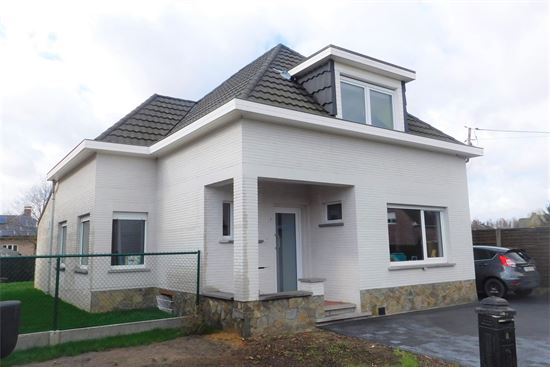 Instapklare, gerenoveerde woning. Rustig gelegen, 3 slks en 2 bdks.