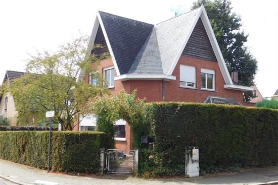 Ruime woning, ideaal voor groot gezin of vrij beroep! Centrum Heist.