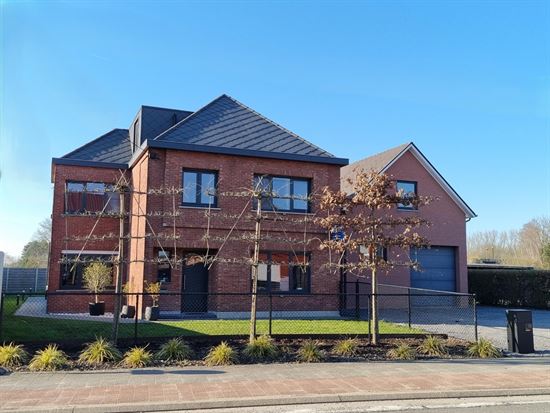 Instapklare woning met 5 slaapkamers met groot naastliggend magazijn. Ideaal voor zelfstandigen.