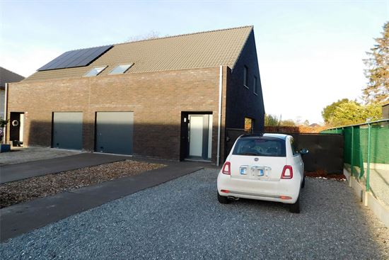 Recente woning, 3 slaapkamers, garage en mooie tuin. Doodlopend straat.