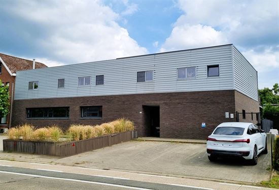 Dakappartement met 2 slaapkamers, ruim terras en tuin. Staanplaats inbegrepen.
