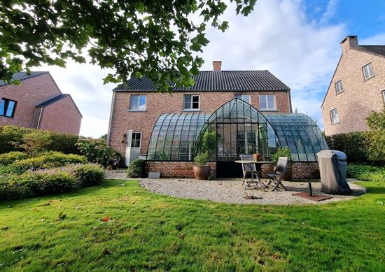 Zeer ruime landelijke villa, 4 slks met grote zolder en ruim bijgebouw van 48m² op 10 are