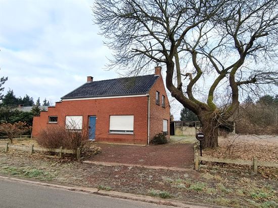 Totaal te renoveren woning, gelegen op een zeer mooi perceel grond van 29a 64ca