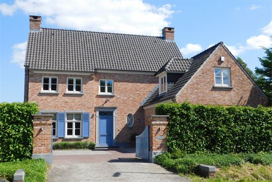 Prachtige pastorij villa, 4 slks, 2 bdks, op 14a90ca.