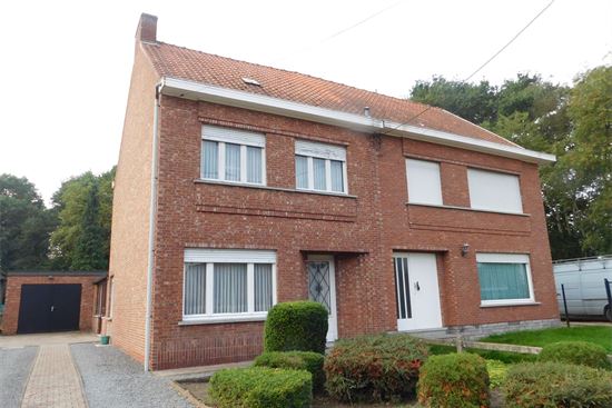 Degelijke woning, 3 tot 4 slks, 6 are grond. Rustig gelegen, toch vlakbij centrum.