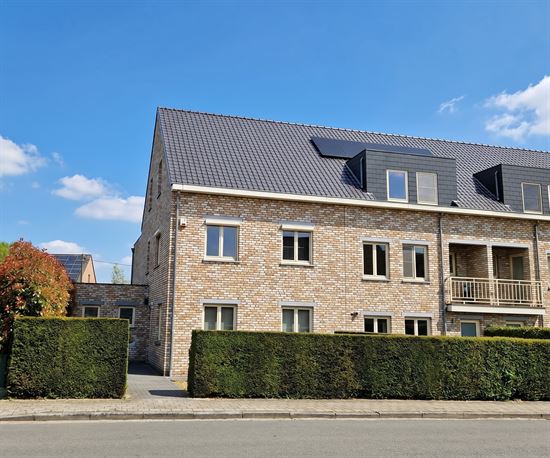 Zeer ruime gezinswoning te centrum Heist, 4 tot 5 slaapkamers met dubbele garage.