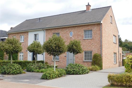 IN OPTIE! Zeer ruime pastorij woonst 5 slks met groot bijgebouw van 84m². Zeer kwalitatieve afwerking!