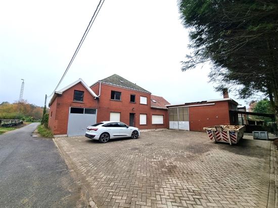 Rustig gelegen woning met grote loods van 480m² op een perceel van 1,9 hectare grond