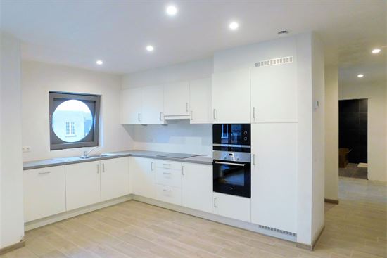 Te huur nieuwbouw appartement, 2 slks, lift, carport, fiets- en kelderberging.