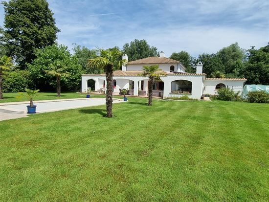 villa, rustig gelegen en gekaderd in een mooi verzorgde tuin voorzien van zwembad