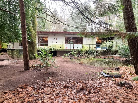 Uitermate rustig gelegen woning, temidden van bosgebied op 1ha 23a 82ca.