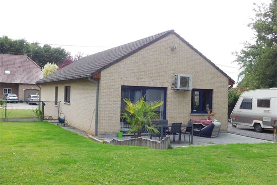 In optie! Compromis in opmaak. Laagbouw woning, 2 slks en mooie tuin op 9a57ca. Instapklaar!