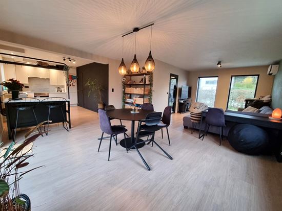 Vrijstaande woning, volledig vernieuwd, gelegen in een zeer rustige straat met prachtig groen verzicht