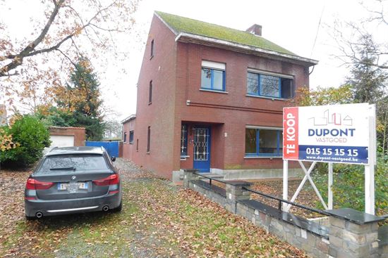 Zeer rustig gelegen woning met enorm bijgebouw van 500m² en aparte garage. Agrarisch verzicht.