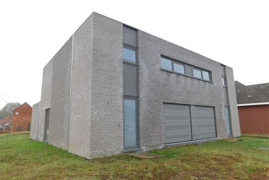 Nieuwbouw half open bebouwing, volledig afgewerkt, 3 slks, garage en tuin.