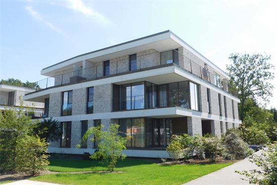 Ruim gelijkvloers parkappartement, 2 slks, groot zonnig terras, ondergr staanplaats en kelderberging