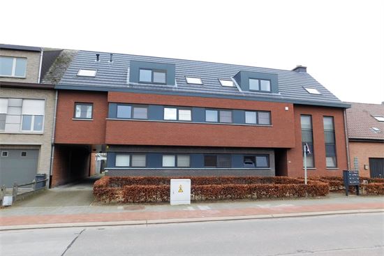 Mooi dakappartement met ruim terras van ong 20m² en grote zolder. 1 slk.