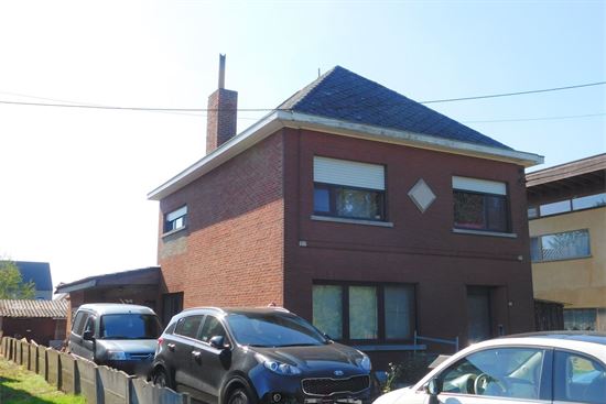 Vrijstaande woning met diepe tuin, 3 slks en veel berging.