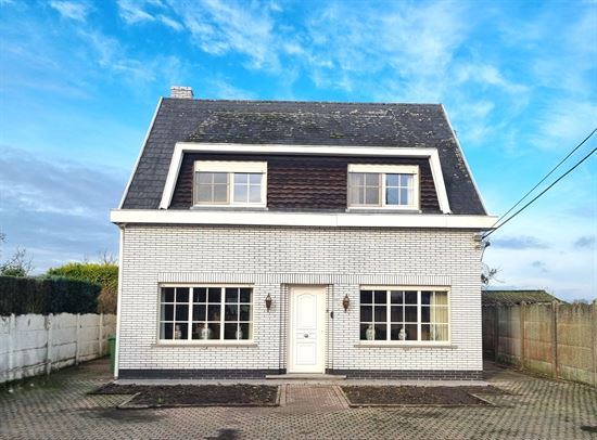 Vrijstaande woning met 3 slks, nieuwe badkamer, grotendeels nieuwe ramen en groot werkatelier.