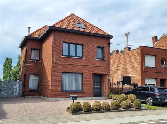 Gerenoveerde, instapklare en zeer verzorgde woning met 3 grote slaapkamers en prachtige tuin met verzicht.