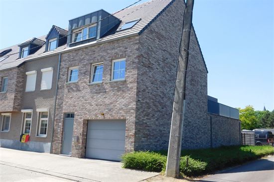 IN OPTIE! Ruim app 105m² met zonnig terras 33m², kelderberging 17m² en staanplaats. Private inkom.