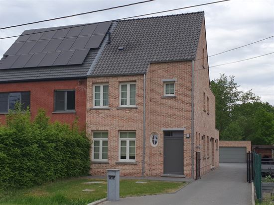 Kwalitatieve, ruime pastorijwoning op 4a50, 4 ruime slpk, bad en douche. Dubbele garage.