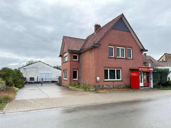 Woning met achterliggend magazijn op 15 are 29 ca.
