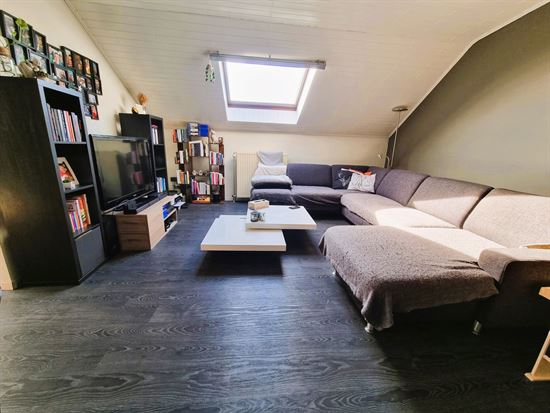 Zeer ruim dakapp 110m² met mooi zonnig terras, 2 slaapkamers en staanplaats achteraan