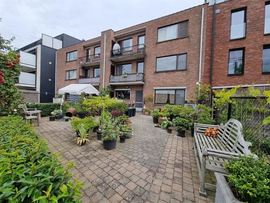 Gelijkvloers app, 2 ruime slaapkamers, groot terras van 137m² en garagebox. Vernieuwd en instapklaar!