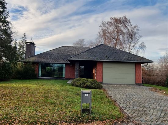 Verzorgde laagbouwwoning op rustige ligging nabij de dorpskern met landelijk uitzicht.