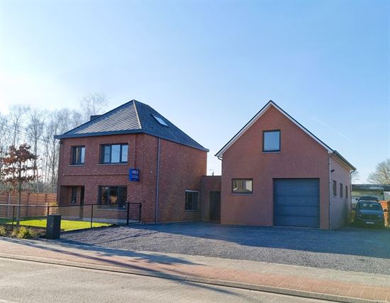 Instapklare woning met 5 slaapkamers met groot naastliggend magazijn. Ideaal voor zelfstandigen.