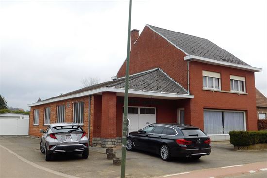 Ruime woning, 4 slks, met groot aanpalend werkatelier.