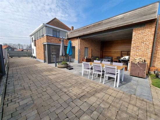 Vernieuwde woning met grote en zeer hoge garage of werkatelier, ideaal voor zelfstandige in bijberoep
