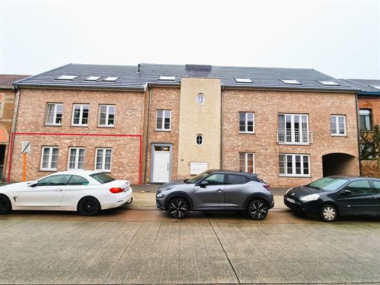 Gelijkvloers appartement van 117m² met 2 slks, ruime badkamer, tuin en staanplaats met kelderberging
