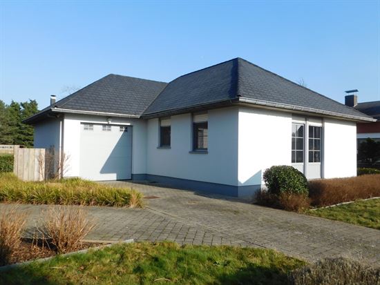 Instapklare laagbouw woning met 3 slks, leuk bijgebouw en grote tuin.