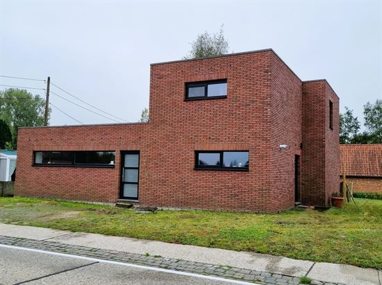 Vrijstaande totaal vernieuwde woning. Instapklaar met 2 tot 3 slaapkamers.