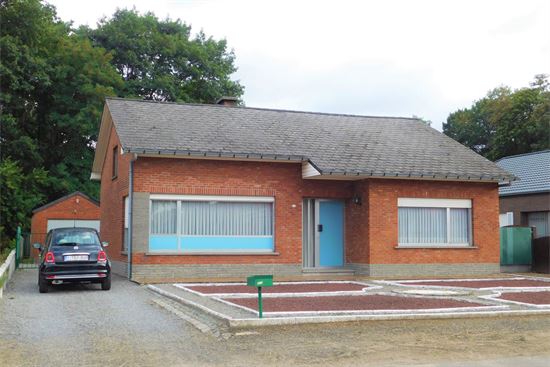 Laagbouw woning op 8a55ca, 2 slaapkamers. Veel berging.