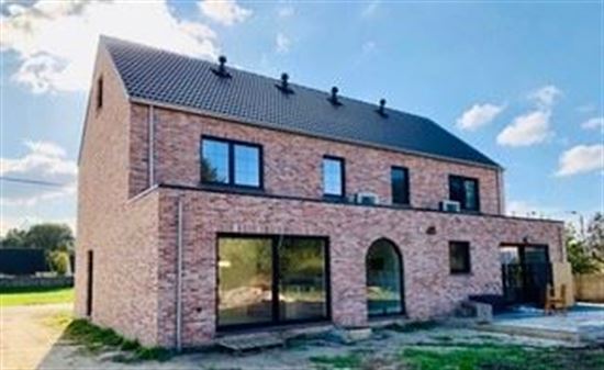 Rustig gelegen nieuwbouw woning op 5a30ca. Prachtig groen verzicht. Zonnige oriëntatie.