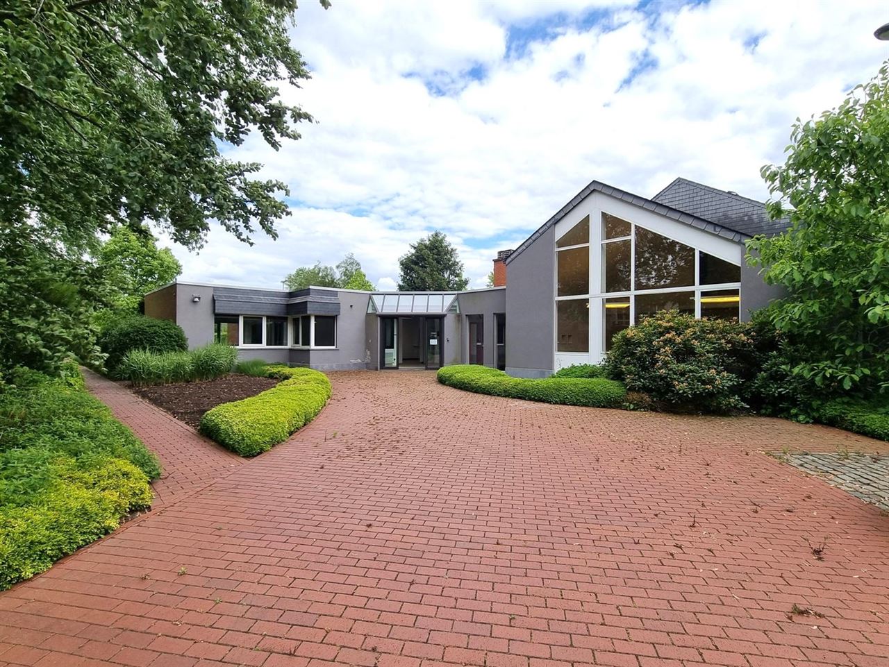 Kantoorgebouw met magazijnruimte, bruto vloeropp 1770 m² op een perceel gelegen van 49a85ca.