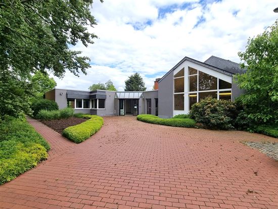 Kantoorgebouw met magazijnruimte, bruto vloeropp 1770 m² op een perceel gelegen van 49a85ca.