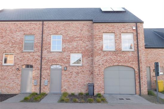 Recente woning op 2a62ca met 3 ruime slks, 2 badkamers, dubbele garage.