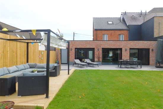 Totaal vernieuwde woning, 4 slks op 8a zonnig perceel.