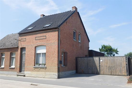Vernieuwde woning met 3 slks, zeer ruime living en mooie tuin.