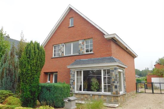 Ruime woning op mooi perceel grond 9a18 ca met 4 slks, rustig gelegen.