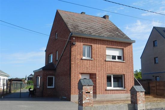 Instapklare, gerenoveerde woning, 3 tot 4 slks, prachtig perceel grond en goede verbinding.