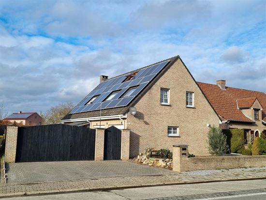 Vrijstaande woning met studio op het verdiep op een perceel van 791m².