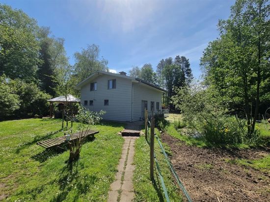 Vrijstaande, recente woning met prachtige groene omkadering.